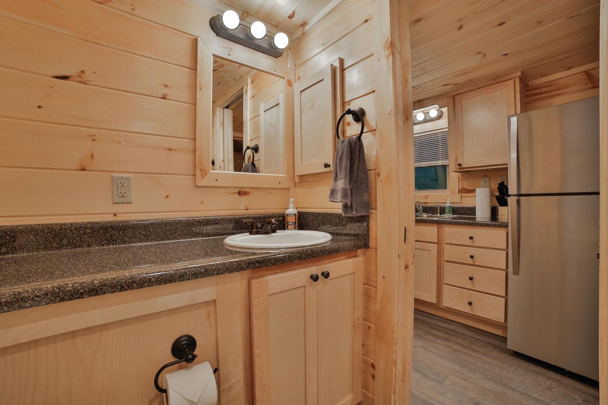 Tiny Cabin Village Private Hot Tub Lynda Cabin Чатануга Екстериор снимка