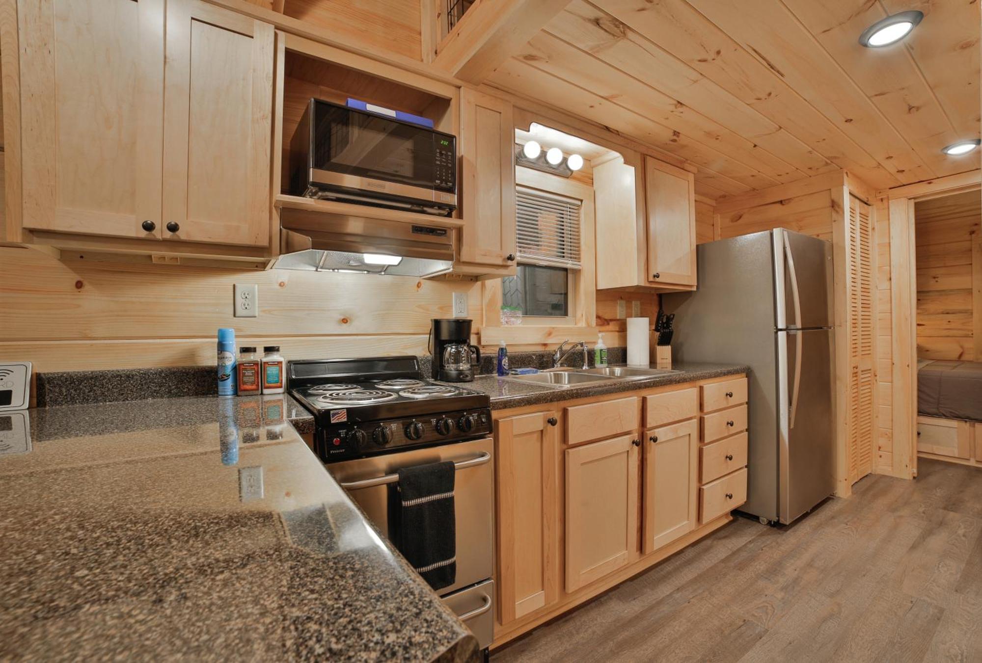 Tiny Cabin Village Private Hot Tub Lynda Cabin Чатануга Екстериор снимка