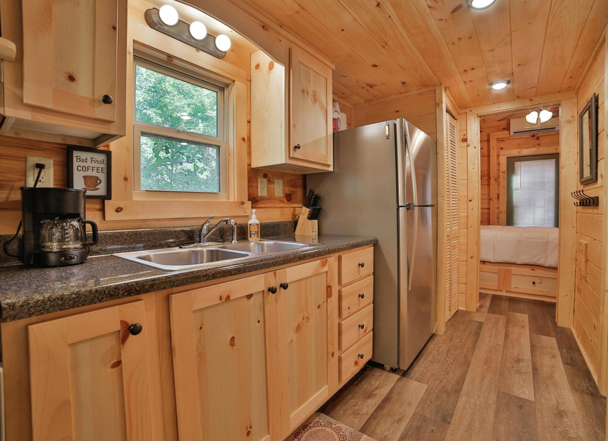 Tiny Cabin Village Private Hot Tub Lynda Cabin Чатануга Екстериор снимка